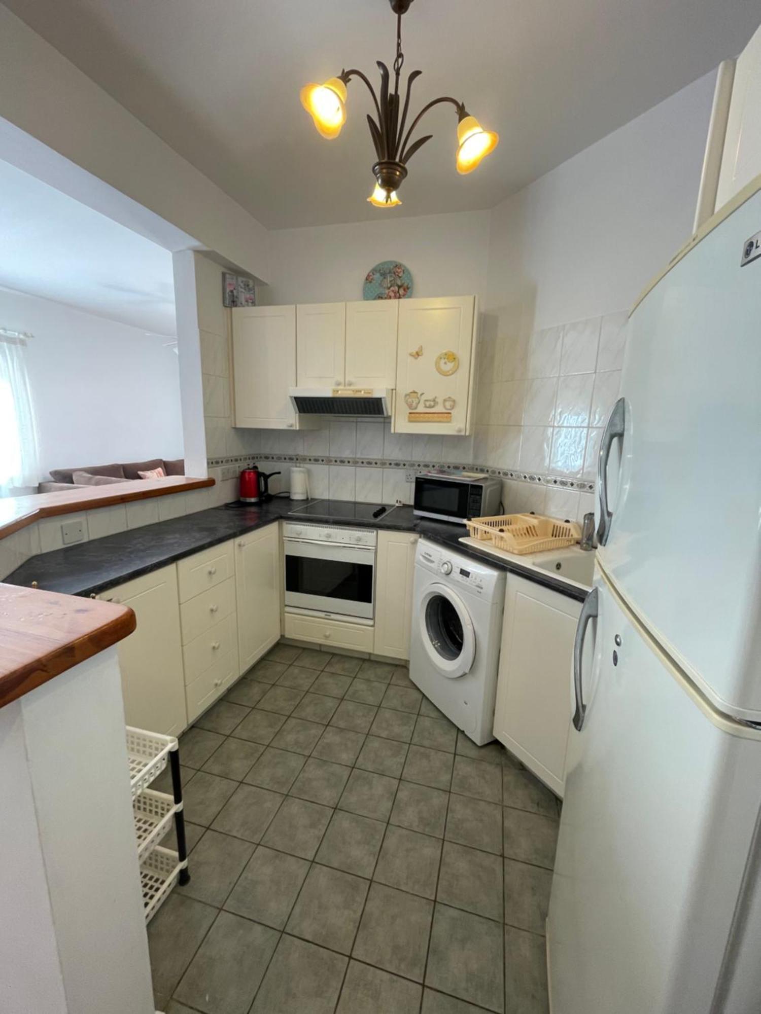 Limnaria Gardens Two Bedroom Apartment With Balcony Paphos Eksteriør bilde