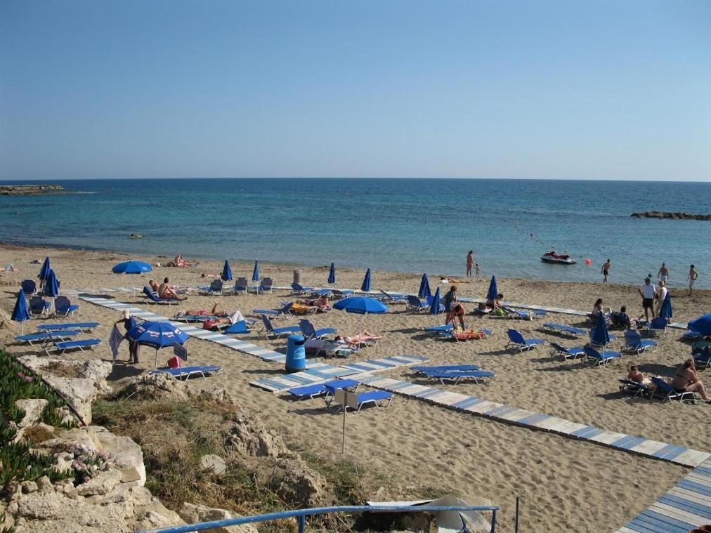 Limnaria Gardens Two Bedroom Apartment With Balcony Paphos Eksteriør bilde